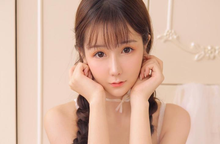 大金毛卡在门缝里